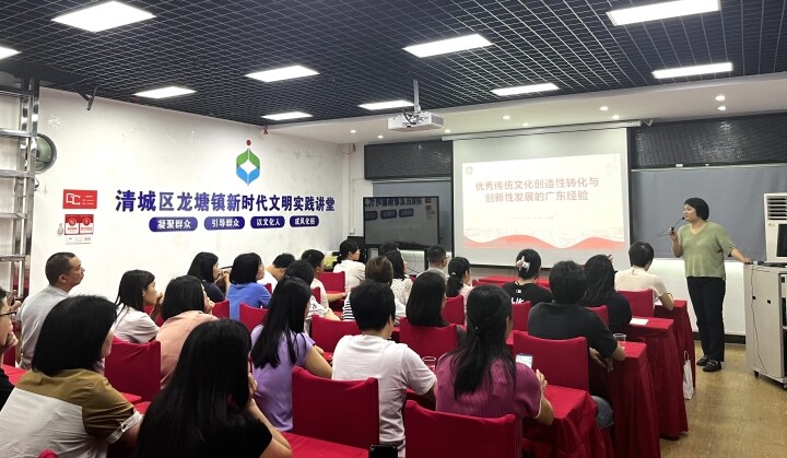 专业解读、云逛展······ 黑料网
宣讲团与清远市民面对面交流