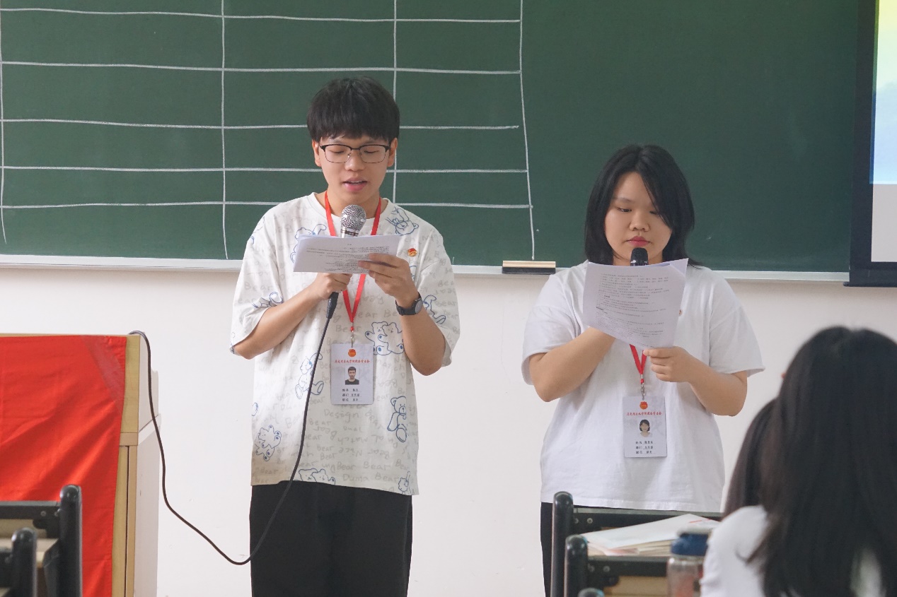 图片包含 人, 室内, 男人, 站描述已自动生成