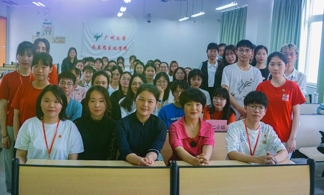 一群人在开会描述已自动生成